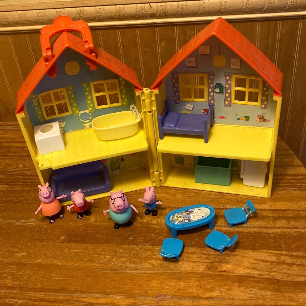 Peppa Pig Family House Set - Red and Yellow